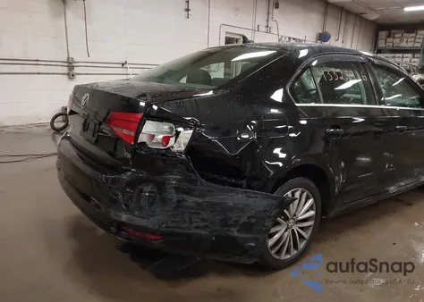 2015 Volkswagen Jetta 1.8T Se z USA, uszkodzony, nr VIN 3VWD17AJ1FM319831